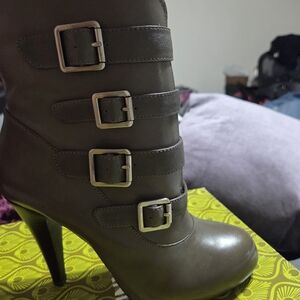 Stylish Women's Buckle Boots